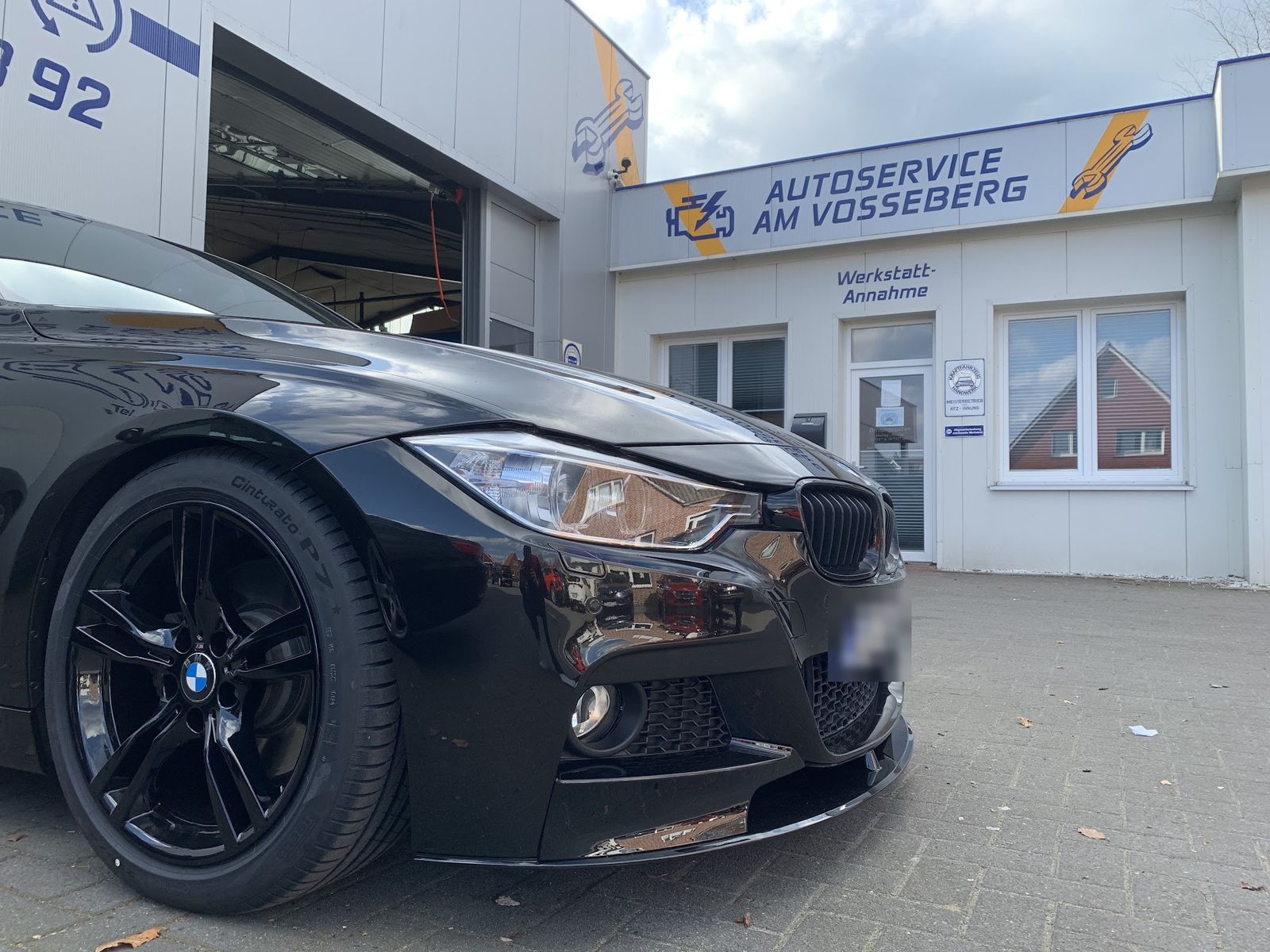 BMW vor der Werkstatt-Annahme am Vosseberg