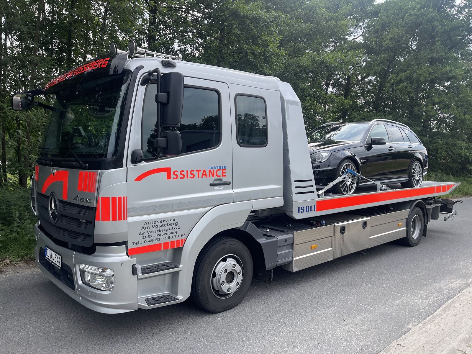 Plateau-Lkw des Autoservice am Vosseberg mit geladenem Kombi