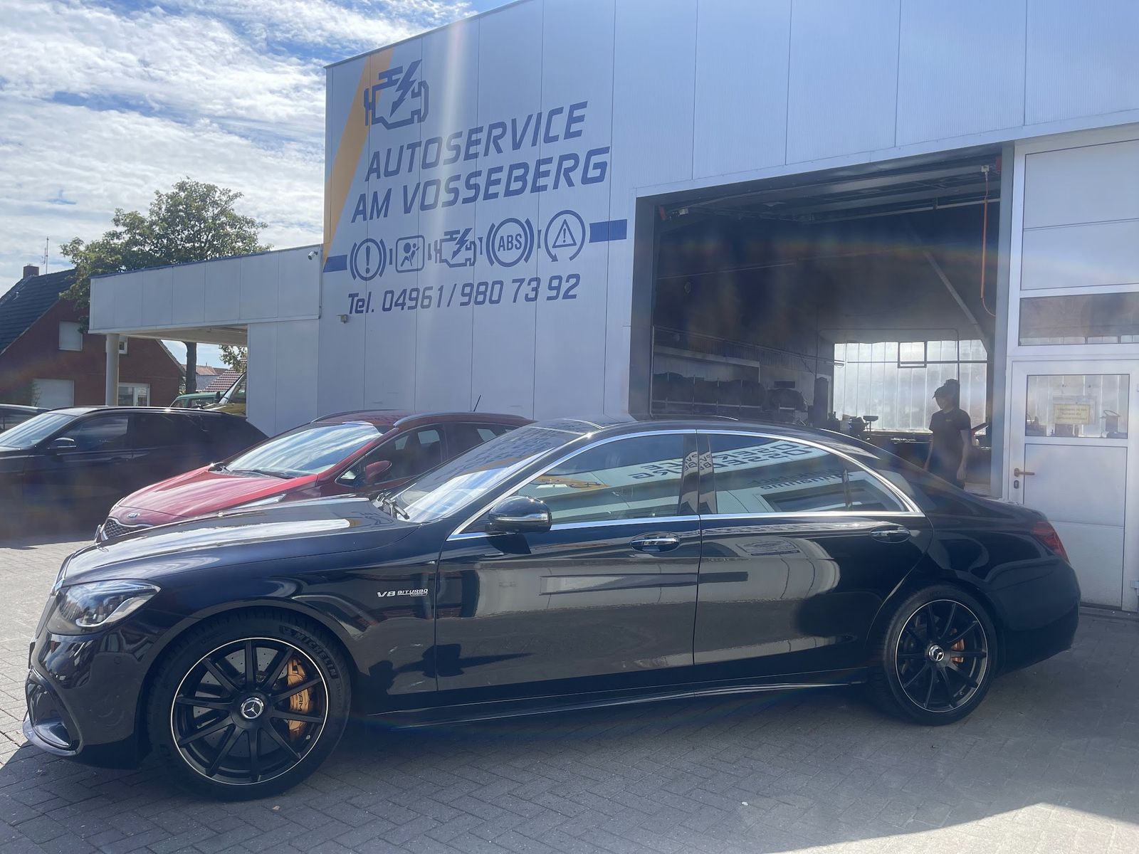 Schwarze Limousine vor der Werkstatt am Vosseberg